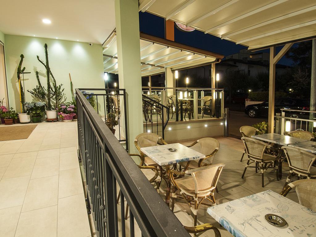 Hotel Bahamas Лидо-ди-Савио Экстерьер фото