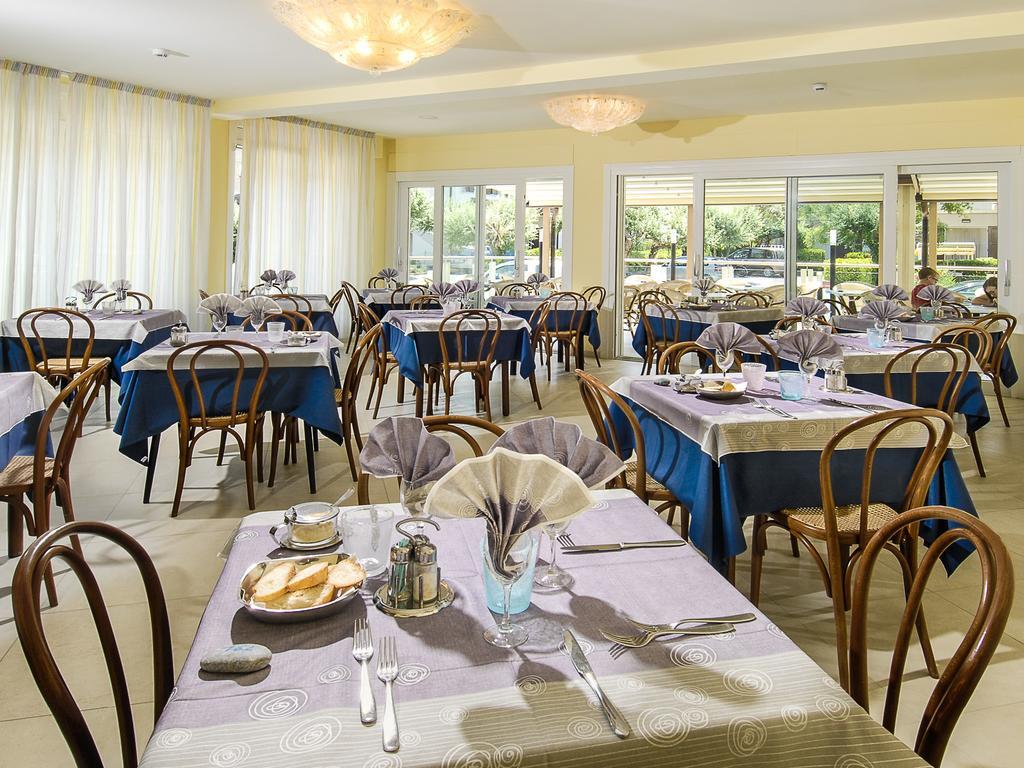 Hotel Bahamas Лидо-ди-Савио Экстерьер фото