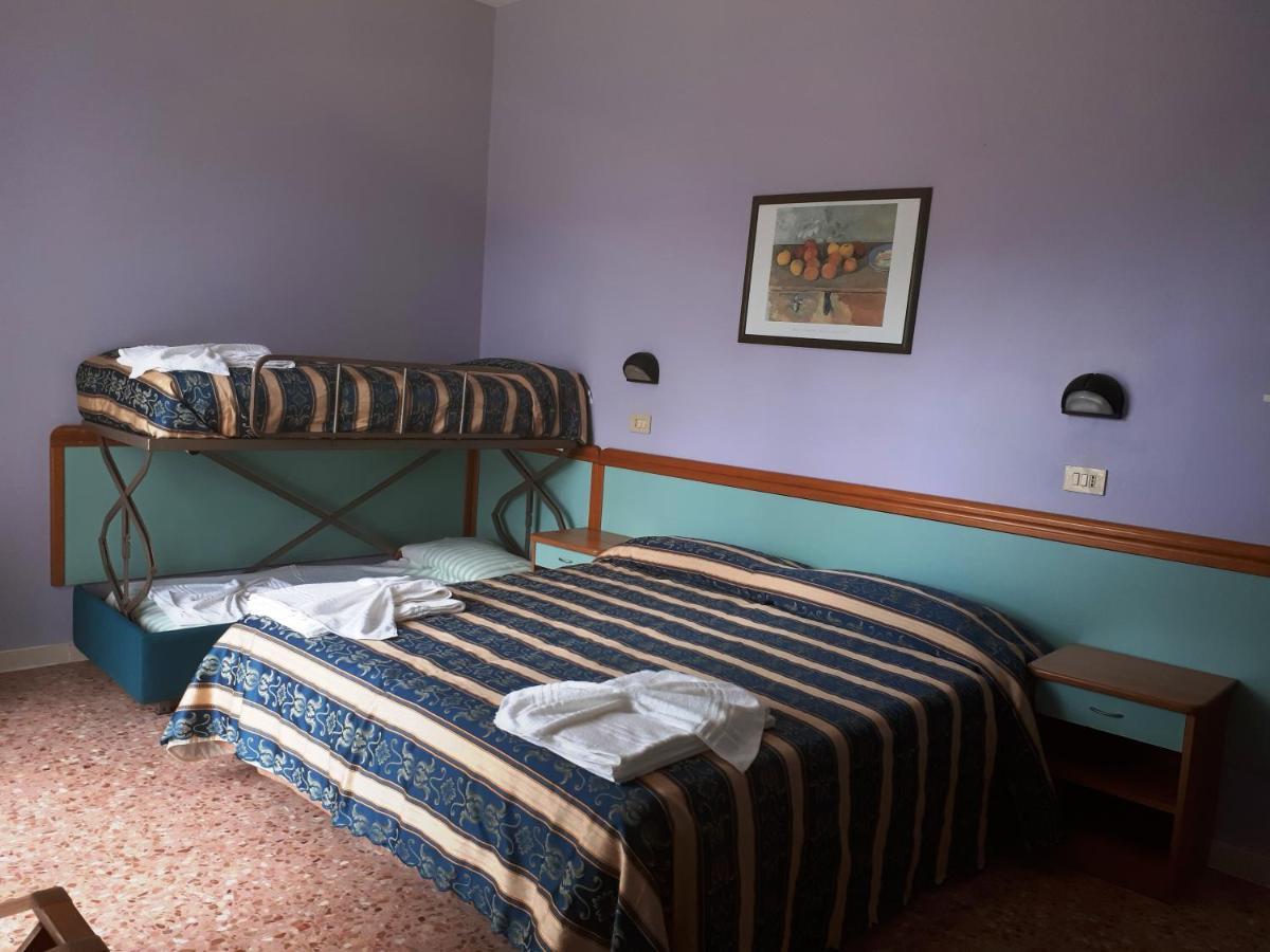 Hotel Bahamas Лидо-ди-Савио Экстерьер фото