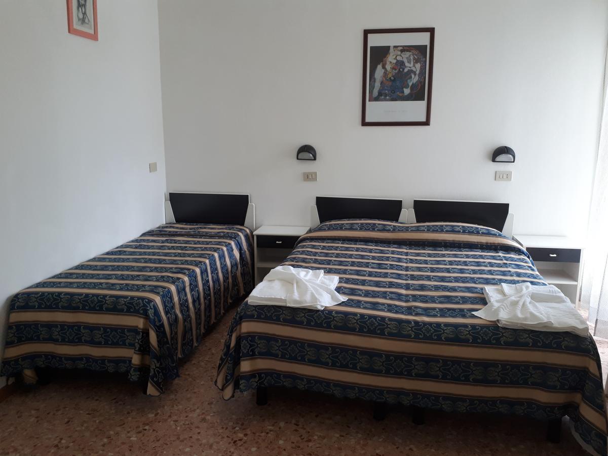 Hotel Bahamas Лидо-ди-Савио Экстерьер фото