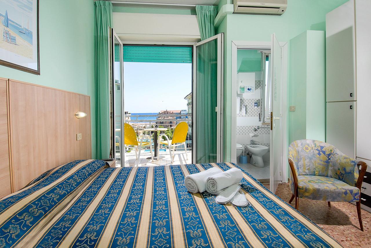Hotel Bahamas Лидо-ди-Савио Экстерьер фото